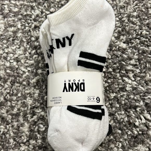 DKNY Sport, women’s white no-show socks. 6 pack. Size US 4-10. - Picture 3 of 4